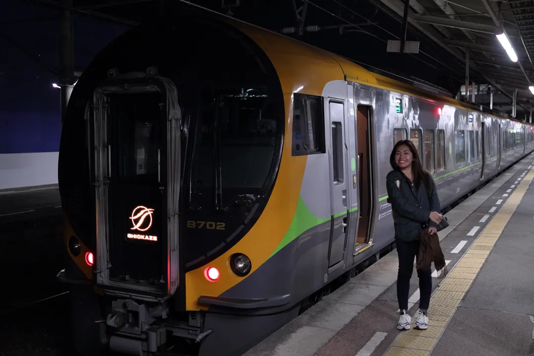 JR Shikoku 8600 series at Matsuyama Station