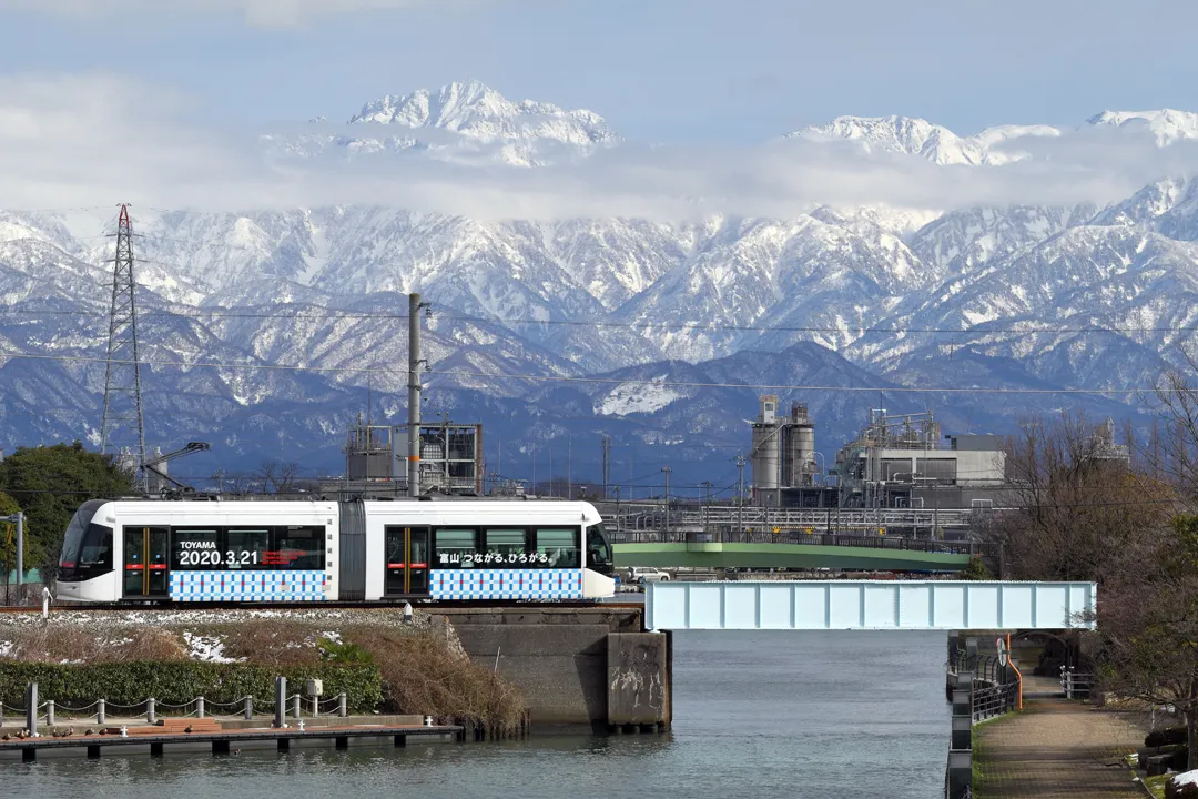 Toyama tram in front of Mt. Tsurugi