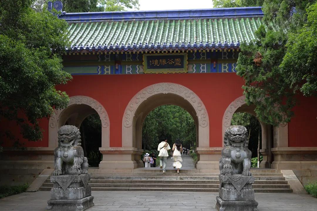 The gate and stone lions