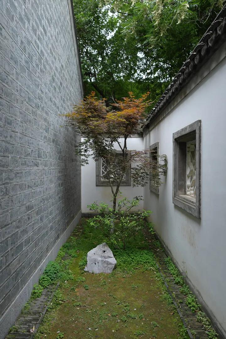 A small courtyard with different types of walls