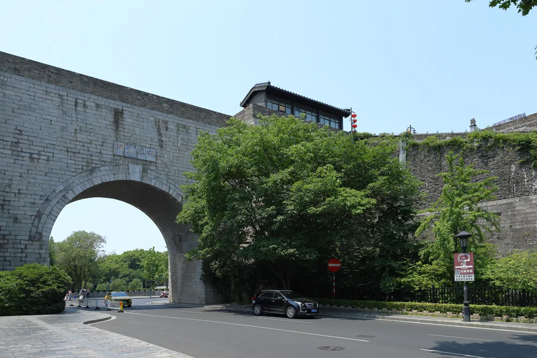 One side of the Zhonghuamen with a road for scale