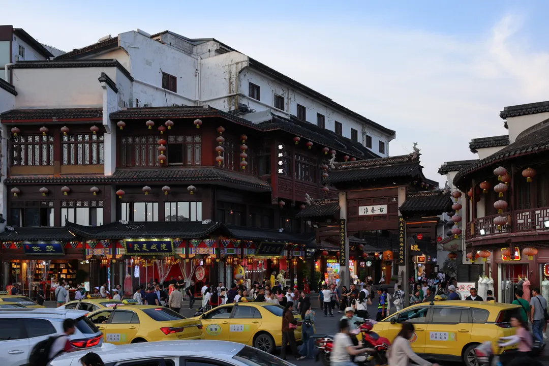 An entrance to the pedestrian area